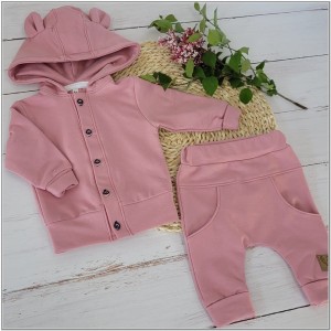 Dresik bawełniany dla niemowlaka. Wygodny zestaw dziewczęcy, dresowy bluza+spodnie . Bluza zapinana na guziki w komplecie ze spodniami dla dziewczynki. Uniwersalny, różowy dresik dla niemowlaka. Dresik na wyjście ze szpitala.