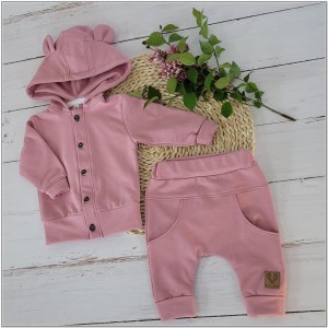 Dresik bawełniany dla niemowlaka. Wygodny zestaw dziewczęcy, dresowy bluza+spodnie . Bluza zapinana na guziki w komplecie ze spodniami dla dziewczynki. Uniwersalny, różowy dresik dla niemowlaka. Dresik na wyjście ze szpitala.