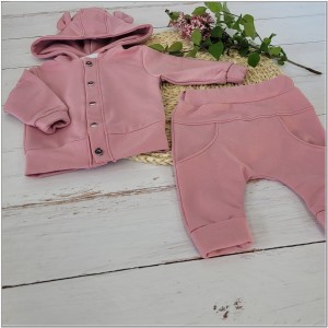 Dresik bawełniany dla niemowlaka. Wygodny zestaw dziewczęcy, dresowy bluza+spodnie . Bluza zapinana na guziki w komplecie ze spodniami dla dziewczynki. Uniwersalny, różowy dresik dla niemowlaka. Dresik na wyjście ze szpitala.