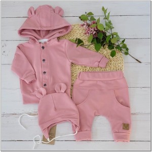 Dresik bawełniany dla niemowlaka. Wygodny zestaw dziewczęcy, dresowy bluza+spodnie . Bluza zapinana na guziki w komplecie ze spodniami dla dziewczynki. Uniwersalny, różowy dresik dla niemowlaka. Dresik na wyjście ze szpitala.
