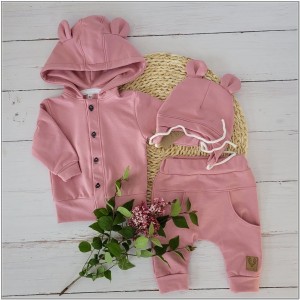 Dresik bawełniany dla niemowlaka. Wygodny zestaw dziewczęcy, dresowy bluza+spodnie . Bluza zapinana na guziki w komplecie ze spodniami dla dziewczynki. Uniwersalny, różowy dresik dla niemowlaka. Dresik na wyjście ze szpitala.