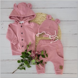 Dresik bawełniany dla niemowlaka. Wygodny zestaw dziewczęcy, dresowy bluza+spodnie . Bluza zapinana na guziki w komplecie ze spodniami dla dziewczynki. Uniwersalny, różowy dresik dla niemowlaka. Dresik na wyjście ze szpitala.