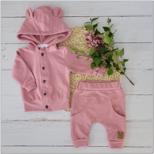 Dresik bawełniany dla niemowlaka. Wygodny zestaw dziewczęcy, dresowy bluza+spodnie . Bluza zapinana na guziki w komplecie ze spodniami dla dziewczynki. Uniwersalny, różowy dresik dla niemowlaka. Dresik na wyjście ze szpitala.