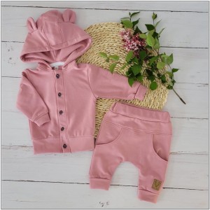 Dresik bawełniany dla niemowlaka. Wygodny zestaw dziewczęcy, dresowy bluza+spodnie . Bluza zapinana na guziki w komplecie ze spodniami dla dziewczynki. Uniwersalny, różowy dresik dla niemowlaka. Dresik na wyjście ze szpitala.