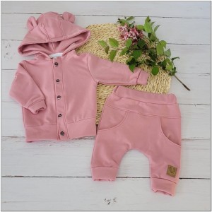 Dresik bawełniany dla niemowlaka. Wygodny zestaw dziewczęcy, dresowy bluza+spodnie . Bluza zapinana na guziki w komplecie ze spodniami dla dziewczynki. Uniwersalny, różowy dresik dla niemowlaka. Dresik na wyjście ze szpitala.
