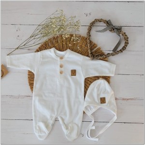 komplet pajacyk +czapka wiązana biały