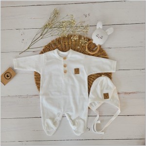 komplet pajacyk +czapka wiązana biały