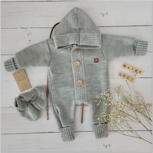 Wyjątkowy kombinezon włóczkowy dla niemowlaka z bucikami. Szary kombinezon z kapturem dla noworodka. Kombinezon niemowlęcy na chłodne dni. Oryginalny prezent dla noworodka.
