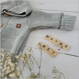 Wyjątkowy kombinezon włóczkowy dla niemowlaka z bucikami. Szary kombinezon z kapturem dla noworodka. Kombinezon niemowlęcy na chłodne dni. Oryginalny prezent dla noworodka.