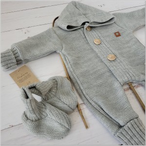 Wyjątkowy kombinezon włóczkowy dla niemowlaka z bucikami. Szary kombinezon z kapturem dla noworodka. Kombinezon niemowlęcy na chłodne dni. Oryginalny prezent dla noworodka.