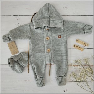 Wyjątkowy kombinezon włóczkowy dla niemowlaka z bucikami. Szary kombinezon z kapturem dla noworodka. Kombinezon niemowlęcy na chłodne dni. Oryginalny prezent dla noworodka.