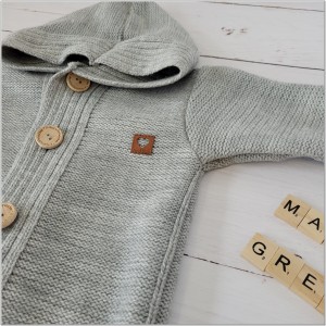 Wyjątkowy kombinezon włóczkowy dla niemowlaka z bucikami. Szary kombinezon z kapturem dla noworodka. Kombinezon niemowlęcy na chłodne dni. Oryginalny prezent dla noworodka.