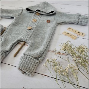 Wyjątkowy kombinezon włóczkowy dla niemowlaka z bucikami. Szary kombinezon z kapturem dla noworodka. Kombinezon niemowlęcy na chłodne dni. Oryginalny prezent dla noworodka.