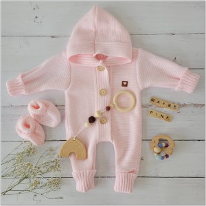 Wyjątkowy kombinezon włóczkowy dla niemowlaka z bucikami. Różowy kombinezon z kapturem dla noworodka. Kombinezon niemowlęcy na chłodne dni. Oryginalny prezent dla noworodka.
