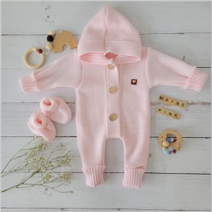 Wyjątkowy kombinezon włóczkowy dla niemowlaka z bucikami. Różowy kombinezon z kapturem dla noworodka. Kombinezon niemowlęcy na chłodne dni. Oryginalny prezent dla noworodka.