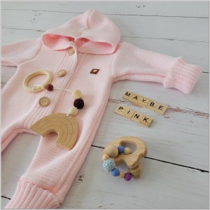 Wyjątkowy kombinezon włóczkowy dla niemowlaka z bucikami. Różowy kombinezon z kapturem dla noworodka. Kombinezon niemowlęcy na chłodne dni. Oryginalny prezent dla noworodka.