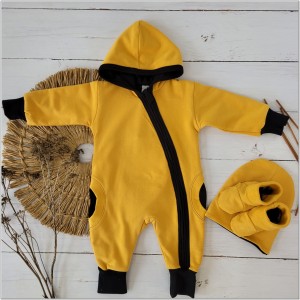 Dwuwarstwowy bawełniany wiosenny, jesienny kombinezon niemowlęcy z czapką i butkami. Pajac dla niemowlaka musztardowy. Pajacyk dziecięcy. Komplet na wiosnę, jesień dla noworodka