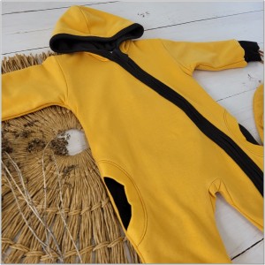 Dwuwarstwowy bawełniany wiosenny, jesienny kombinezon niemowlęcy z czapką i butkami. Pajac dla niemowlaka musztardowy. Pajacyk dziecięcy. Komplet na wiosnę, jesień dla noworodka