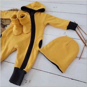 Dwuwarstwowy bawełniany wiosenny, jesienny kombinezon niemowlęcy z czapką i butkami. Pajac dla niemowlaka musztardowy. Pajacyk dziecięcy. Komplet na wiosnę, jesień dla noworodka