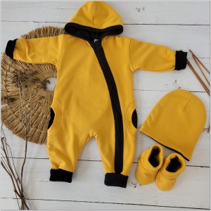 Dwuwarstwowy bawełniany wiosenny, jesienny kombinezon niemowlęcy z czapką i butkami. Pajac dla niemowlaka musztardowy. Pajacyk dziecięcy. Komplet na wiosnę, jesień dla noworodka