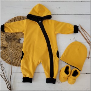 Dwuwarstwowy bawełniany wiosenny, jesienny kombinezon niemowlęcy z czapką i butkami. Pajac dla niemowlaka musztardowy. Pajacyk dziecięcy. Komplet na wiosnę, jesień dla noworodka