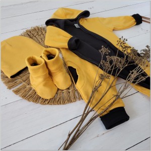 Dwuwarstwowy bawełniany wiosenny, jesienny kombinezon niemowlęcy z czapką i butkami. Pajac dla niemowlaka musztardowy. Pajacyk dziecięcy. Komplet na wiosnę, jesień dla noworodka