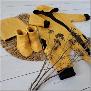 Dwuwarstwowy bawełniany wiosenny, jesienny kombinezon niemowlęcy z czapką i butkami. Pajac dla niemowlaka musztardowy. Pajacyk dziecięcy. Komplet na wiosnę, jesień dla noworodka