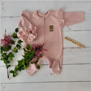 Pajacyk prążkowany z falbankami + opaska komplet brudny róż