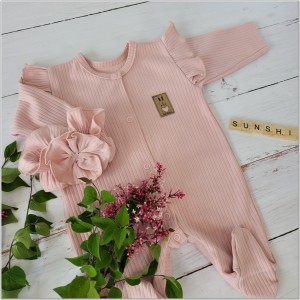 Pajacyk prążkowany z falbankami + opaska komplet brudny róż