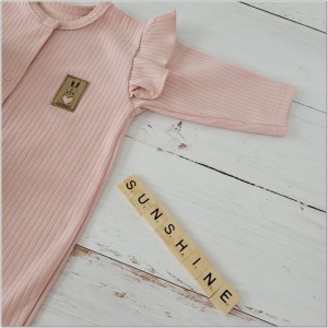 Pajacyk prążkowany z falbankami + opaska komplet brudny róż