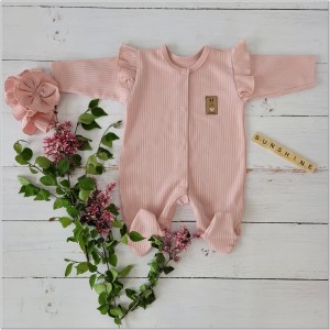 Pajacyk prążkowany z falbankami + opaska komplet brudny róż