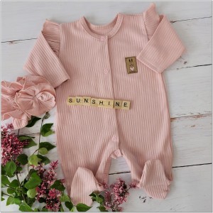 Pajacyk prążkowany z falbankami + opaska komplet brudny róż