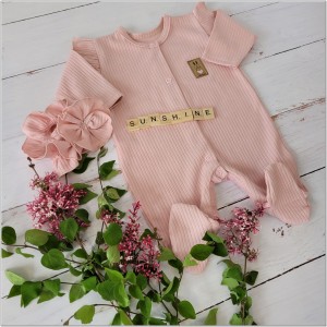 Pajacyk prążkowany z falbankami + opaska komplet brudny róż