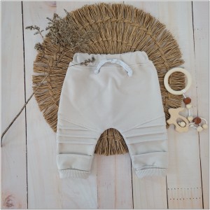 spodnie dresowe niemowlęce z przeszyciami beżowe