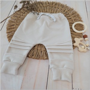 spodnie dresowe niemowlęce z przeszyciami beżowe