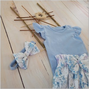 Zestaw na lato dla dziewczynki. Bloomersy, body z krótkim rękawem i opaska na lato dla dziewczynki.  Bawełniany letni komplet dla niemowlaka.  Komplet na prezent dla dziewczynki.