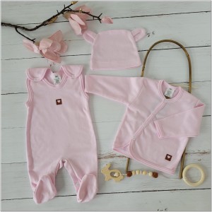 Bawełniany komplet dla niemowlaka ze śpiochami. Zestaw na wyjście ze szpitala dla noworodka. Różowy  komplet niemowlęcy ze śpiochami, kaftanikiem i czapką