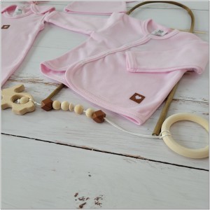 Bawełniany komplet dla niemowlaka ze śpiochami. Zestaw na wyjście ze szpitala dla noworodka. Różowy  komplet niemowlęcy ze śpiochami, kaftanikiem i czapką