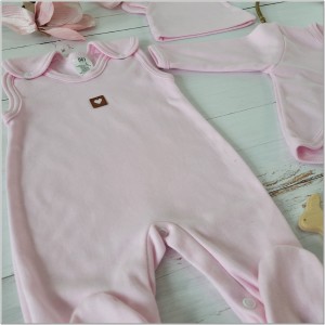 Bawełniany komplet dla niemowlaka ze śpiochami. Zestaw na wyjście ze szpitala dla noworodka. Różowy  komplet niemowlęcy ze śpiochami, kaftanikiem i czapką