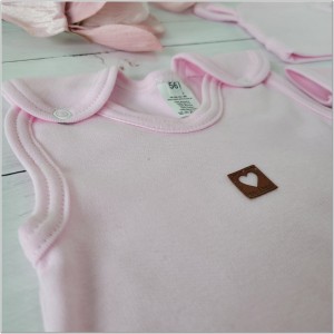 Bawełniany komplet dla niemowlaka ze śpiochami. Zestaw na wyjście ze szpitala dla noworodka. Różowy  komplet niemowlęcy ze śpiochami, kaftanikiem i czapką