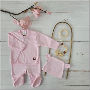 Bawełniany komplet dla niemowlaka ze śpiochami. Zestaw na wyjście ze szpitala dla noworodka. Różowy  komplet niemowlęcy ze śpiochami, kaftanikiem i czapką