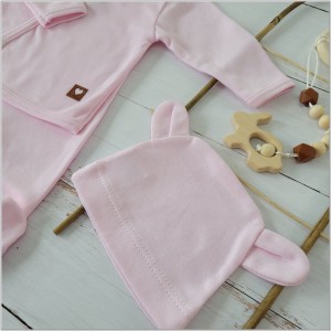 Bawełniany komplet dla niemowlaka ze śpiochami. Zestaw na wyjście ze szpitala dla noworodka. Różowy  komplet niemowlęcy ze śpiochami, kaftanikiem i czapką