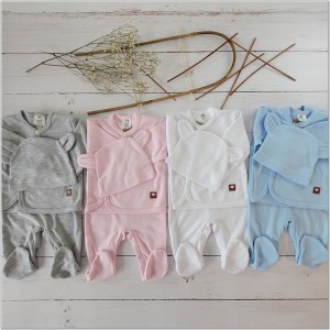 Bawełniany komplet dla niemowlaka ze śpiochami. Zestaw na wyjście ze szpitala dla noworodka. Różowy  komplet niemowlęcy ze śpiochami, kaftanikiem i czapką