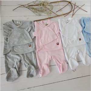 Bawełniany komplet dla niemowlaka ze śpiochami. Zestaw na wyjście ze szpitala dla noworodka. Różowy  komplet niemowlęcy ze śpiochami, kaftanikiem i czapką