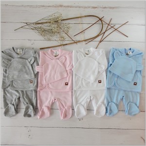 Bawełniany komplet dla niemowlaka ze śpiochami. Zestaw na wyjście ze szpitala dla noworodka. Różowy  komplet niemowlęcy ze śpiochami, kaftanikiem i czapką