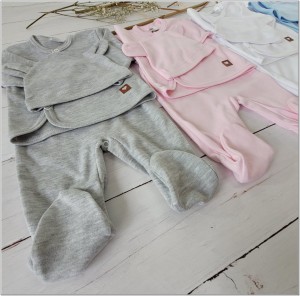 Bawełniany komplet dla niemowlaka ze śpiochami. Zestaw na wyjście ze szpitala dla noworodka. Różowy  komplet niemowlęcy ze śpiochami, kaftanikiem i czapką