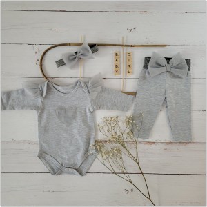 Bawełniany szary komplet dla dziewczynki z legginsami. Idealny zestaw na prezent dla dziewczynki. Zestaw z tiulem i kokardą dla dziewczynki.