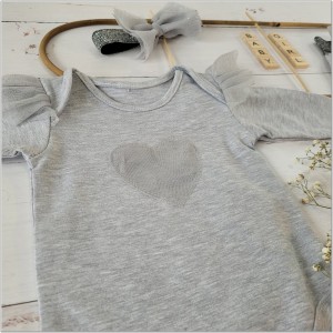 Bawełniany szary komplet dla dziewczynki z legginsami. Idealny zestaw na prezent dla dziewczynki. Zestaw z tiulem i kokardą dla dziewczynki.