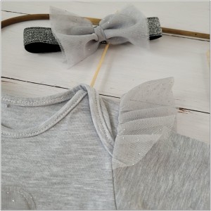 Bawełniany szary komplet dla dziewczynki z legginsami. Idealny zestaw na prezent dla dziewczynki. Zestaw z tiulem i kokardą dla dziewczynki.