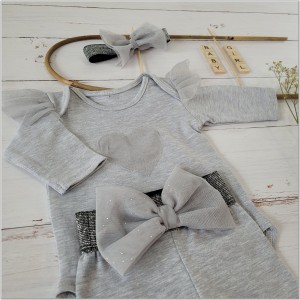 Bawełniany szary komplet dla dziewczynki z legginsami. Idealny zestaw na prezent dla dziewczynki. Zestaw z tiulem i kokardą dla dziewczynki.